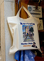 Marco Polo, Polo, Polo - der große Reisende ist in Korcula allgegenwärtig und schon fast eine Art Schutzpatron für die Stadt. Seine Zuständigkeit für die Tourismusankurbelung ist unübersehbar. Und warum nicht? - Ist seine Berühmtheit nicht durch das Reisen entstanden? - Somit kann Korcula kaum einen besseren Patron finden, um die Reisenden auf sich aufmerksam zu machen.