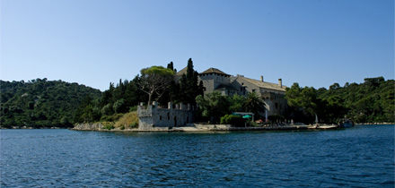 Die Marieninsel mit dem Benediktinerkloster auf der "Insel in der Insel" - im Veliko Jezero