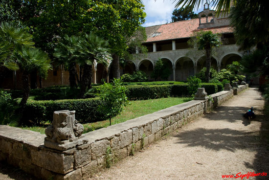 Der Park des ehemaligen Benediktinerklosters aus dem 11. Jahrhundert ist mit Zypressen und anderen mediterranen Baumarten angelegt. Das Klostergebäude beherbergt ein Restaurant.