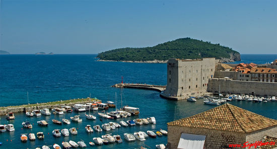 Blick von der Stadtmauer auf den Hafen; im Hintergrund die Insel Lokrum