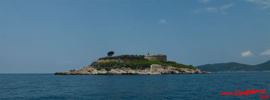 Die von den Österreichern schwer befestigte Insel Mamula am Eingang zur Bucht von Kotor
