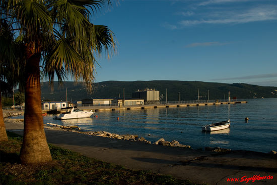 Die Kaimauer für das Ein- und Ausklarieren. Das Containergebäude für die Polizei und Zoll ist links 
zu sehen.