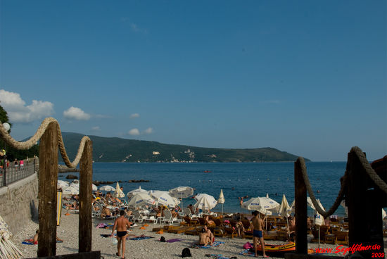 Hier geht's zum Strand von Herzeg Novi. Nicht an allen Stellen ist er so so schön wie hier. Es gibt auch noch Betonüberreste aus der Zeit des Sozialismus. Dem Badespaß der Montenegriner tut dies jedoch kaum einen Abbruch.