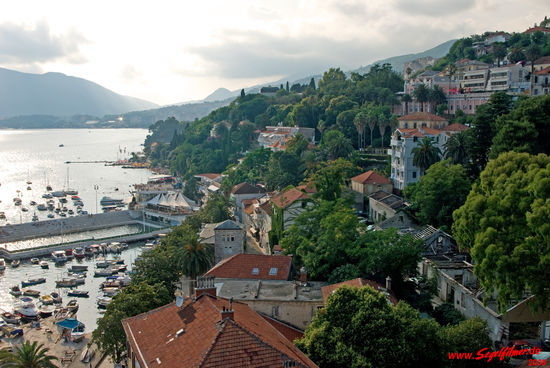 ... langsam aber ganz gewiss vor sich hin verfallenen Häusern, wie hier auf der rechten Seite im Bild sichtbar.