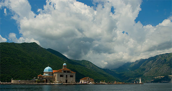Die künstliche Insel "Škrpelia" in der inneren Bucht von Kotor ist ein bedeutender Wallfahrtsort für Seefahrer.