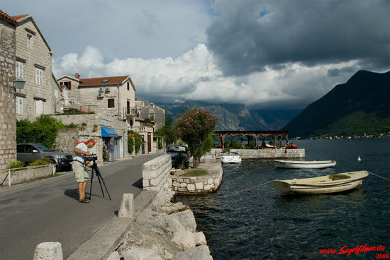 Der Ort Perast wartet mit vielen Palästen und Kirchen auf. Früher war er einer der bedeutendsten Orte in der Bucht, insbesondere zur Verteidigung gegen Angreifer. Von keiner anderen Stelle ist der Eingang zur Bucht bis zum offenen Meer so gut überschaubar wie in Perast. Bei Angriffen von See her blieb genügend Zeit, die Leute aus den Nachbarorten zusammenzuziehen und Verteidigungsmaßnahmen vorzubereiten.