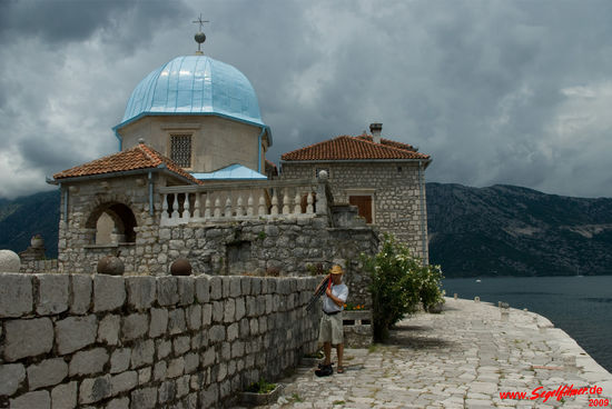 Auf der Wallfahrtsinsel Škrpelia. Dieses winzige Inselchen ist auf jeden Fall eine kleine Seereise (von etwa fünf Minuten) wert. Die Wallfahrtskirche beherbergt ein kleines Museum und es gibt ebenfalls eine Gaststätte.