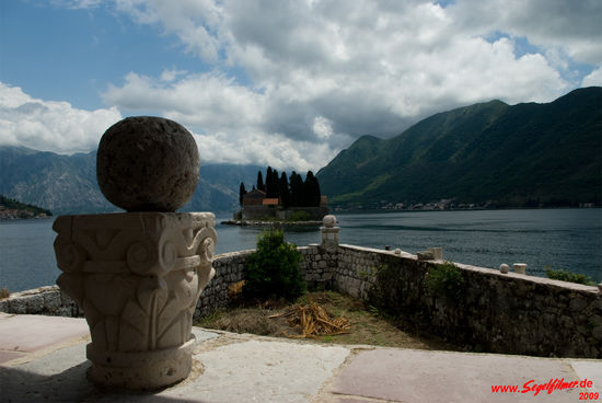 Blick von der Wallfahrtsinsel "Škrpelia" auf die zypressenbestandene Klosterinsel "Sveti Ðorde", "He