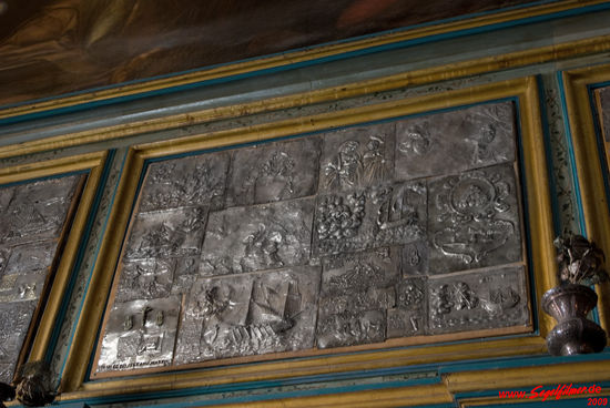 Die Silbertafeln rings um das Schiff der Wallfahrtskirche deuten auf die eine Seenot überstandenen Seefahrer hin, die ihren Dank hier hinterlassen haben.