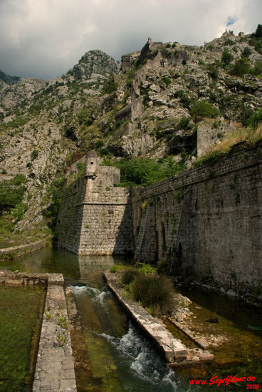 Die Stadtmauer der Venezianer schützt gegen Angriffe von der Bergseite. Sie reicht bis zu den gewaltigen Höhen der Gebirgszüge, hat eine Länge von insgesamt viereinhalb Kilometern. Die Höhe beträgt bis zu zwanzig Meter!