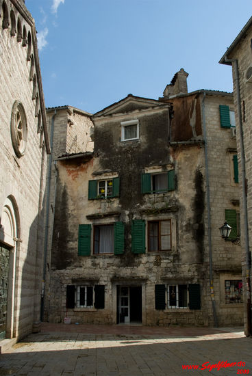 Die ganze Stadtmauer der Venezianer hat nichts genützt. - Gerne dürfen wir in die heute noch bewohnte kompakte Altstadt. Beim Spaziergang verstehen wir leicht, dass dieses Gebäudeensemble heute zum Unesco Weltkulturerbe zählt.