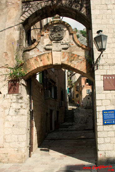 Durch diesen Durchgang nahe des Nordtores führt der Weg hinauf zur Festung San Giovanni. Von dort soll der Ausblick erhebend sein. Wegen der großen Hitze verzichten wir leider auf den einstündigen Aufstieg in der Sonne.