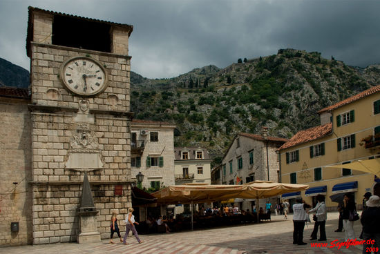 Der Uhrturm auf dem Waffenplatz begrüßt uns gleich nach Durchschreiten des Hafentores.