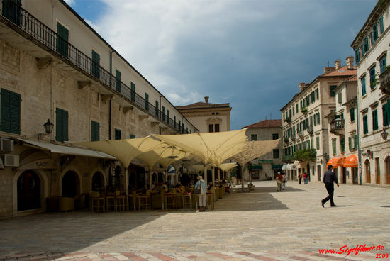 Im Schatten der Sonnenschirme läßt es sich aushalten.