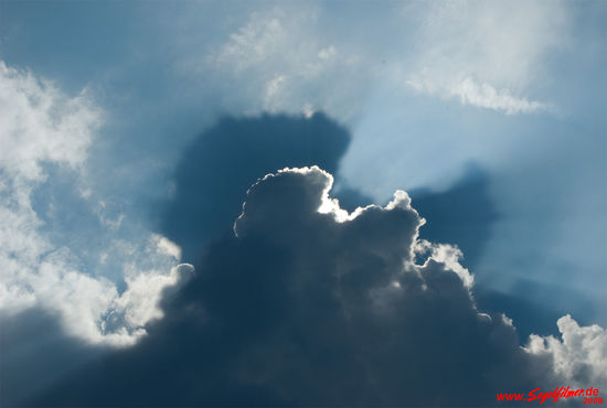 Diese Wolke wirft ihren eigenen Schatten in den Himmel. Bemerkenswert.