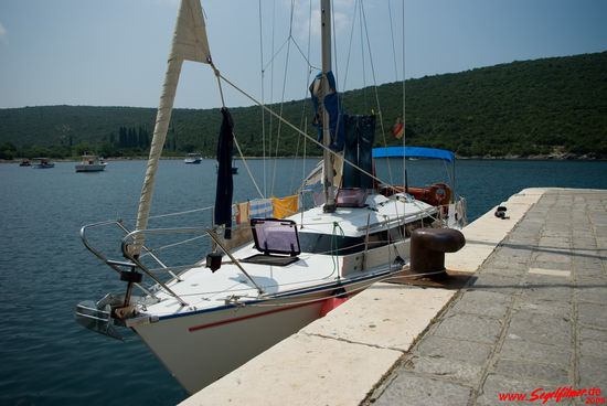 Cleo an der Pier (beim erneuten Besuch der Bucht auf dem Rückweg)
