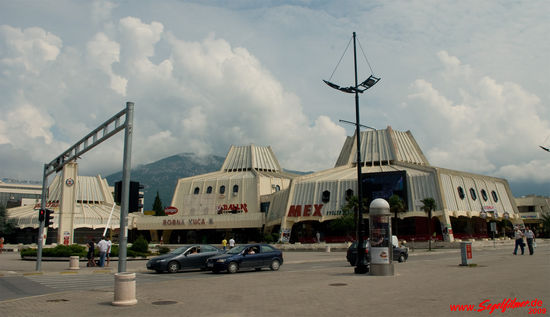 Das futuristische anmutende Kaufhaus in Bar stammt noch aus der sozialistischen Tito-Ära. Heute ist es ein eher unfreiwilliges Wahrzeichen der Stadt.