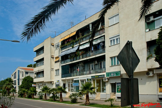 Bar ist eine der größten Städte Montenegros mit etwa 14.000 Einwohnern. Hier laufen auch die Fähren von und nach Bari in Italien, Durres in Albanien und auch nach Triest.