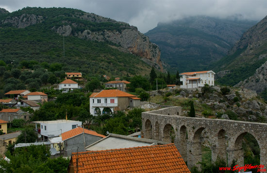 Der türkische Äquadukt in Stari Bar. Die Knicke in der Konstruktion wurden mit Bedacht angelegt: bei Erdbeben kann sich das Bauwerk dadurch selbst abstützen.