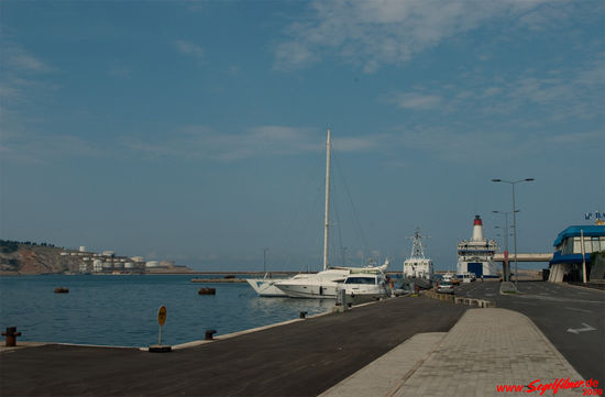 Der internationale Fährhafen von Bar. Hier fahren die Fähren nach Italien, Albanien und Griechenland.
