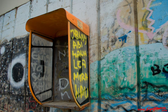 Alte, abgebaute Telefonzelle