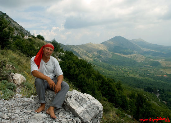 Im Hintergrund der Kamm des Rumija-Gebirges, der sich bis nach Albanien zieht. Der Rumija liegt zischen Adriaküste und dem Skardarsee. In früheren Zeiten waren diese gewaltigen Berge eine wirksame Trennung von Küste und Binnenland. Nur wenige Steige überwanden die massiven Berge.