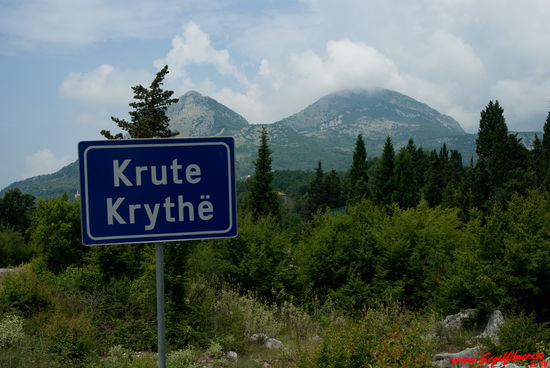 Die Bevölkerung hier im äußersten Süden Montenegros ist zu einem großen Teil bereits albanisch, so dass die Ortsschilder zweisprachig beschriftet sind: serbokroatisch und albanisch