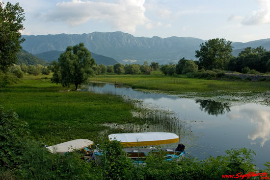 Von der Brücke in Virpazar. Im Hintergrund die Berge des Sutorman.