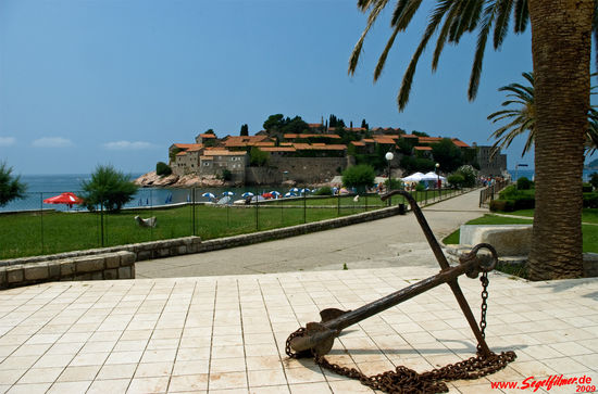 Die Hotelinsel Sveti Stefan hat bereits einige Berühmtheiten beherbergt. Unser Reiseführer erwähnt explizit Sophia Loren und Claudia Schiffer. Leider hat der komplette Luxuskomplex wegen Renovierungsarbeiten das gesamte Jahr geschlossen. So stehen wir vor der mit einer dicken Kette abgeriegelten Eingangstür und können uns nicht beim Gang durch die schmalen Gassen der Inselstadt den Maestral auf die Nase wehen lassen.