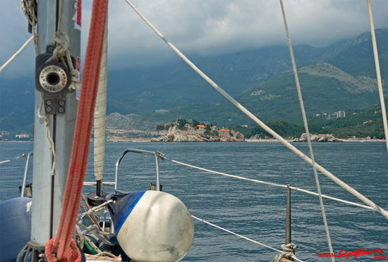 Anfahrt auf Sveti Stefan. Ursprünglich waren die aus Naturstein errichteten Häuser der Insel als Zufluchtsort vor den türkischen Eroberern gebaut. Danach war es Fischerort und seit 1955 gehören alle Häuser der Insel zu einem Hotel mit einer Kapazität für etwa 200 Touristen.