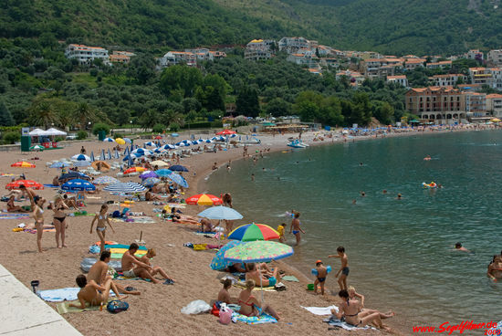 Dem Badebetrieb tut die geschlossene Hotelinsel überhaupt keinen Abbruch. Bei diesen heißen Temperaturen – wir messen 34 Grad im Schatten – bleibt einem ja auch gar nichts anderes übrig!