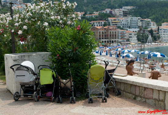 Beim Badebn am Strand sind die Kleinen immer mit von der Partie, wie man an diesem Parkplatz mit den süßen "Cabriolets" sehen kann.