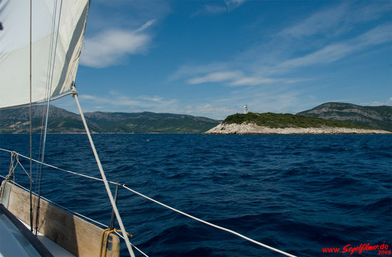 Anfahrt auf den Ort Trstenik auf der Halbinsel Peljesac. Das Foto entstand kurz bevor unser Motor streikte, bevor unsere Laune in den Keller sank und wir uns noch fröhlich auf den Abend am Hafen freuten.
