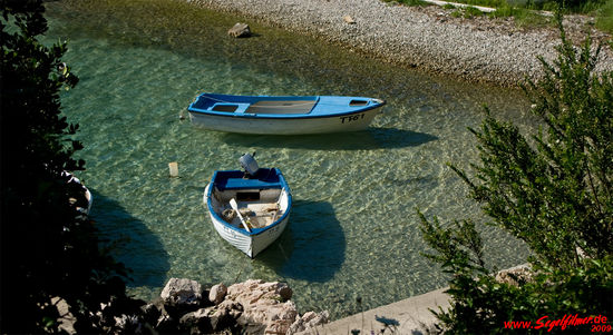 Zwei Boote in der Bucht