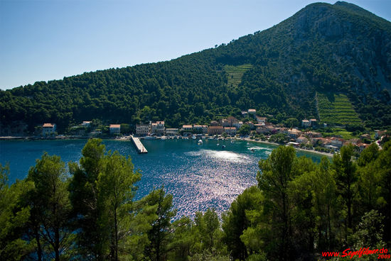 Der Hafen und Bucht von Trstenik auf der Halbinsel Peljesac