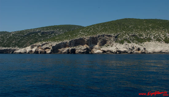 Die Herrlichkeit der bizarren Felsformationen vor der Südküste der Insel Vis, weit draußen im Meer. Ich musste sie bei unserer Anfahrt einfach fotografieren und Euch hier präsentieren. Obwohl die mannigfaltigen Steinformen auf dem Bildern nicht in der gleichen Art beeindrucken zu vermögen, wie das Original. Fahrt selbst mit dem Schiff in oder um die kroatische Inselwelt, erlebt diese zauberhaften Verwandlungen der Felsküste! Es ist märchenhaft!