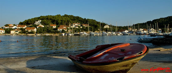 Marina von Veli Iz von gegenüberliegender Hafenseite (Nordseite) gesehen.