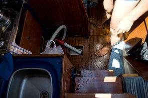 Bilge mit Handpumpe. Es gibt auch eine automatische Pumpe. Doch die ist zu hoch angebracht. Dann steht schon fast alles unter Wasser, vor allem bei Krängung und wenn es schaukelt.