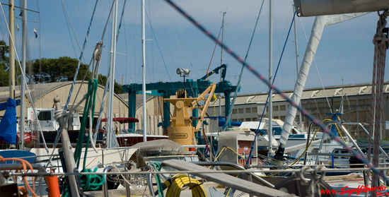 Marina Mali Losinj: Gewirr aus Kränen und Werkstatthallen. Wenn wir hier nicht geholfen bekommen ...