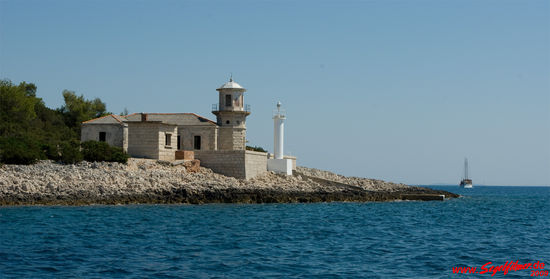 Leuchtturm bei Mali Losinj. Als Cleo diesen Punkt umrundet hat, ist sie schon ganz nah ihrer Heimat.
