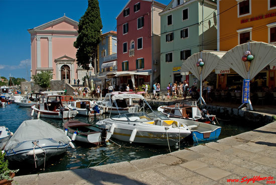 ... und den bunten Häusern rund um den kleinen Hafen.