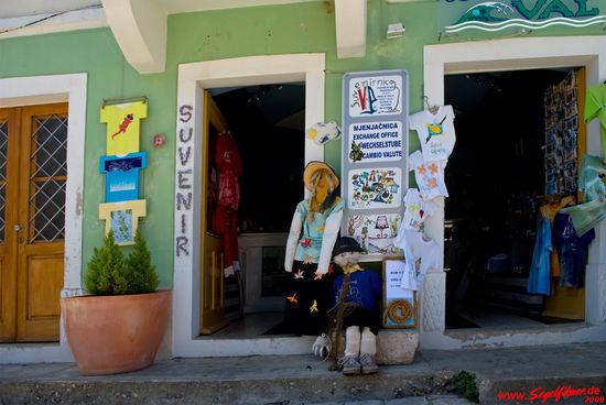 Veli Losinj mit seinen lustigen Läden ...