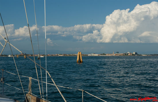 Anfahrt auf die Lagune von Grado. Wir ahnen noch nicht, dass dies unsere letzte Seemeile mit Cleo ist