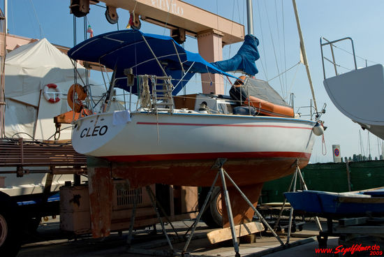 Cleo auf dem Trockendock in der Marina Porto San Vito