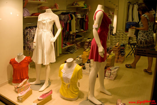 MODE - Italien ist auch für Claudia der Inbegriff dafür. Und schon werden in Grado die einschlägigen Geschäfte geplündert ... 