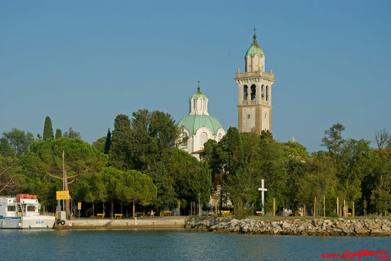 Die Laguneninsel mit der Wallfahrtskirche Madonna di Barbana (6. Jahrhundert).
