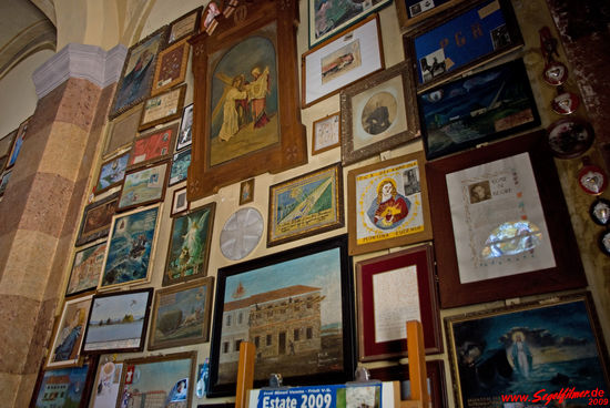 Im Innern der Kirche finden wir an den Wänden unzählige Dankesbekundungen an die Jungfrau von Barbana. Meist geht es um Unglücke - auch auf See - die letztlich noch glimpflich abgegangen sind. Auch wir zünden hier eine Kerze an und bedanken uns für den guten Ausgang der Ankernacht während des Gewitters.