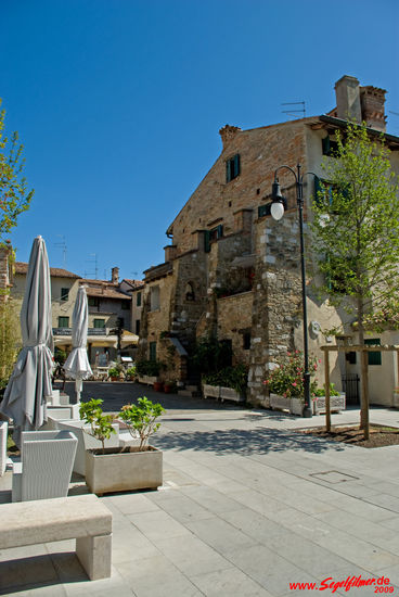 In den Gassen von Grado lebt ein archaisch venezianischer Dialekt weiter. Wir können das freilich nicht beurteilen und bestellen beim Kellner hoffentlich auf "hochitalienisch": "Una birra grande e uno cappuccino, per favore."