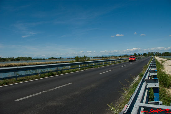 Von Grado noch Aquileia fahren wir über einen Damm, der durch die Lagune führt.