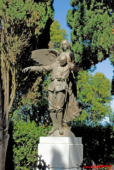 Neben der Basilika wurde ein Heldenfriedhof für Gefallene des Ersten Weltkrieges angelegt.